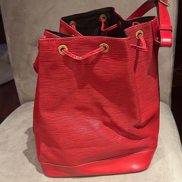 Louis Vuitton Red Bucket Epi genuine vintage Shoulder Bag - Picture 3 of 7